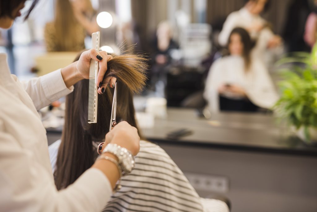Mujer morena cortandose el pelo